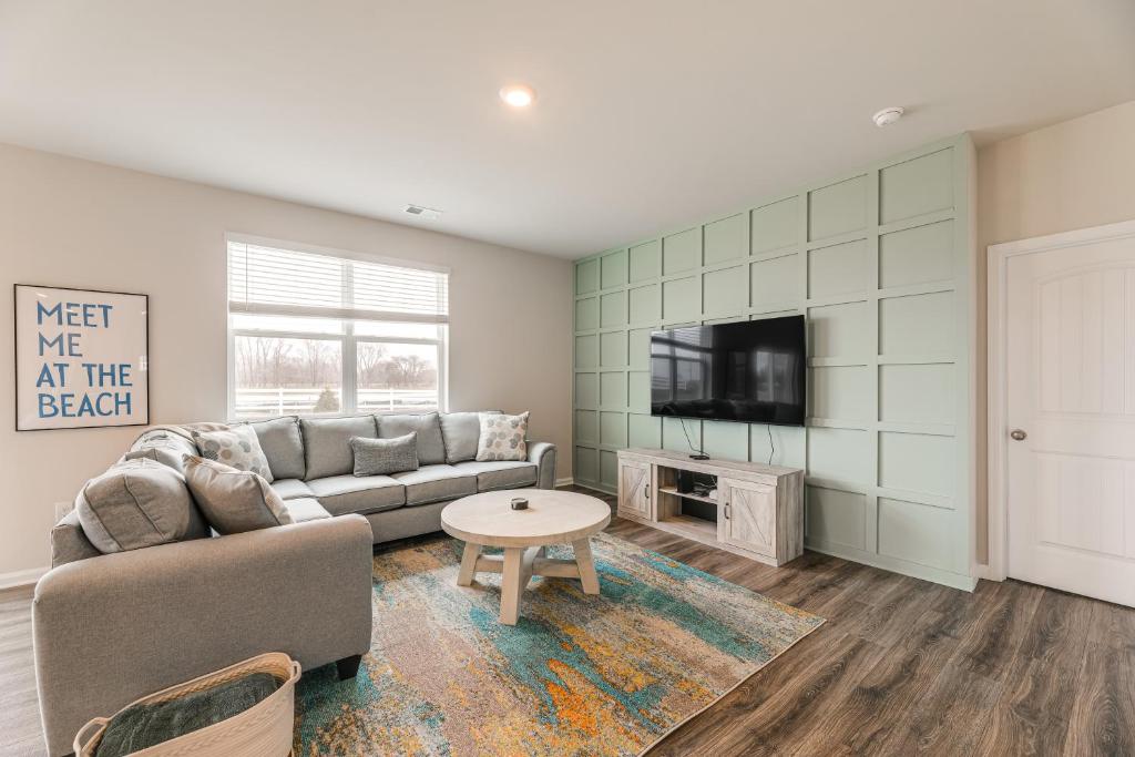 Televisyen dan/atau pusat hiburan di 6 Mi to Bethany Beach Family Home with Pool Access!