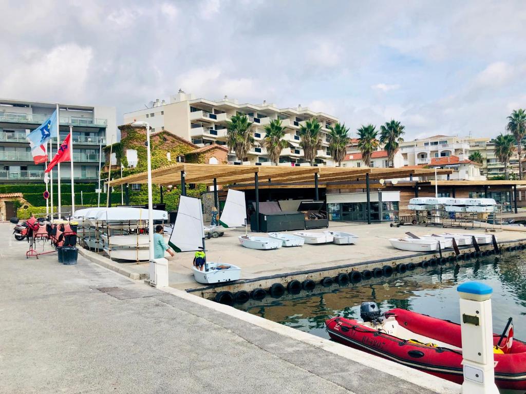un bateau rouge est amarré dans un port de plaisance dans l'établissement Évasion Pointe Croisette, vue mer, plage à une minute, à Cannes