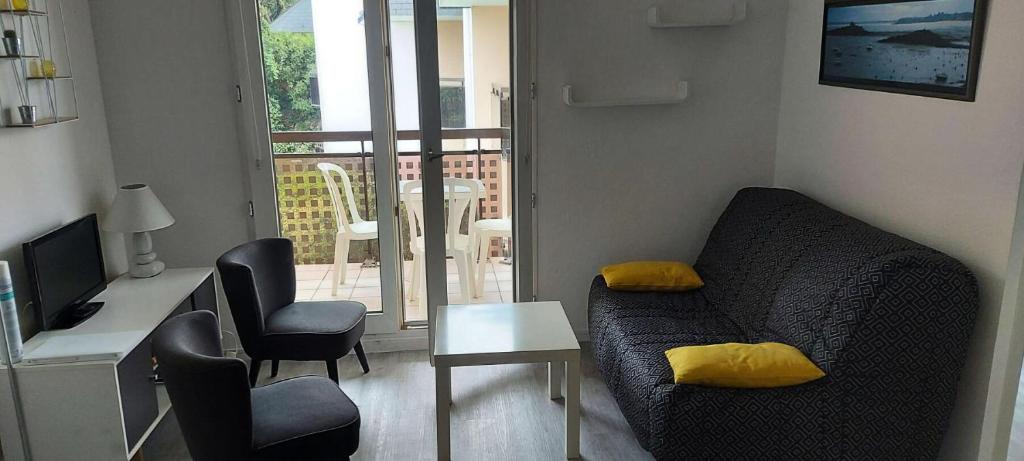 un salon avec un canapé et deux chaises dans l'établissement Résidence Parc De La Plage - SAINT MARC SUR MER - Studio cabine pour 4 personnes à 50m de la plage MAE-6441, à Géraud