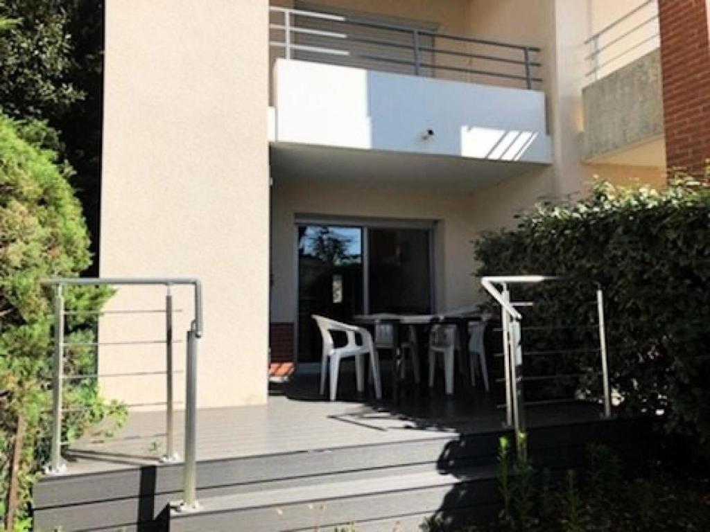 d'un balcon avec une table et des chaises. dans l'établissement Résidence La Yole - PORNICHET T3 PROCHE PLACE DU MARCHE MAE-7401, à Pornichet