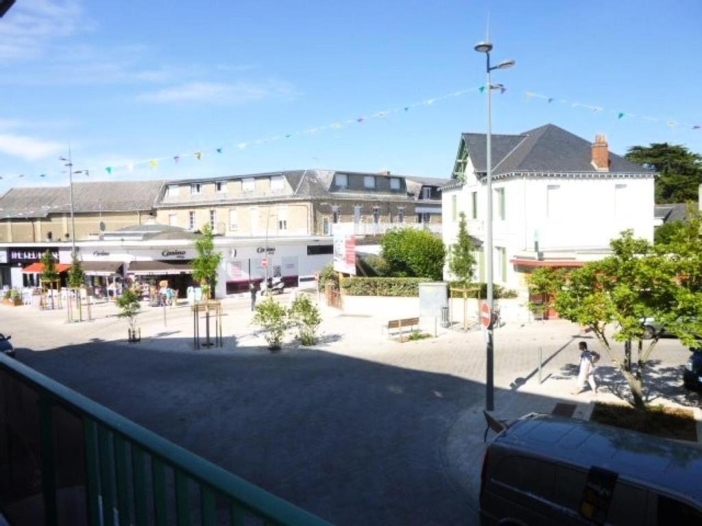 - un balcon avec vue sur un parking dans l'établissement Résidence Le Welcome - Location de Vacances - PORNICHET - T2 QUARTIER GARE MAE-7431, à Pornichet