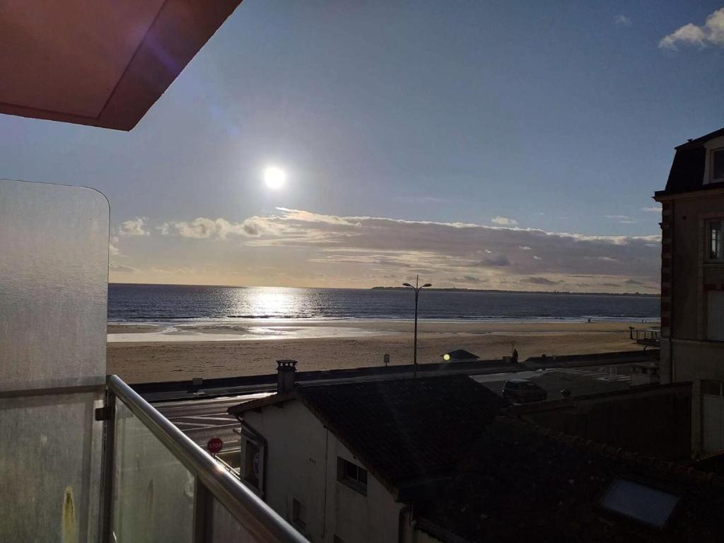 d'un balcon avec vue sur la plage. dans l'établissement Résidence Le Concorde - PORNICHET - APPARTEMENT VUE MER PROCHE QUARTIER GARE MAE-7461, à Pornichet