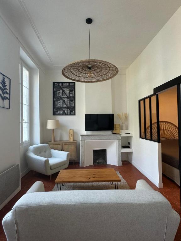 un salon avec un canapé et une cheminée dans l'établissement Sous Notre Dame à 5 min du Vieux Port, à Marseille