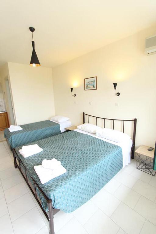 Postel nebo postele na pokoji v ubytování Paradise Sea View Pool Apartments Moraitika