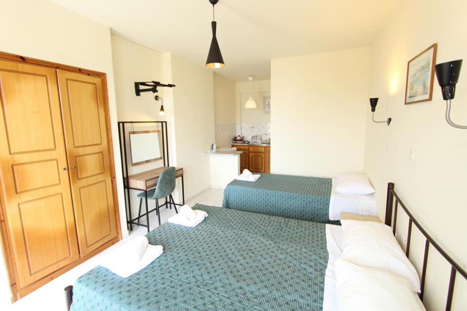 Postel nebo postele na pokoji v ubytování Paradise Sea View Pool Apartments Moraitika