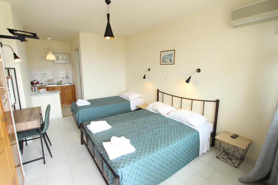 Postel nebo postele na pokoji v ubytování Paradise Sea View Pool Apartments Moraitika