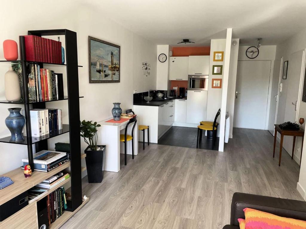 une pièce avec une cuisine et un salon dans l'établissement Résidence Les Ibis - PORNICHET CENTRE GARE MAE-2951, à Pornichet
