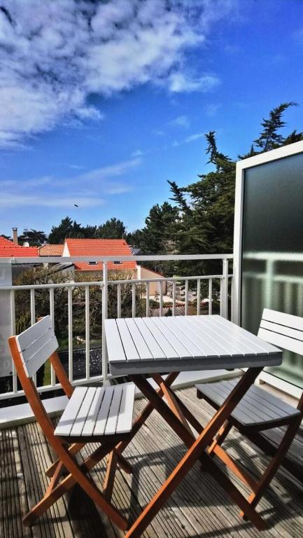 une table de pique-nique et deux chaises sur un balcon dans l'établissement Résidence Estelle - PORNICHET - SAINTE MARGUERITE - STUDIO MAE-9711, à Pornichet