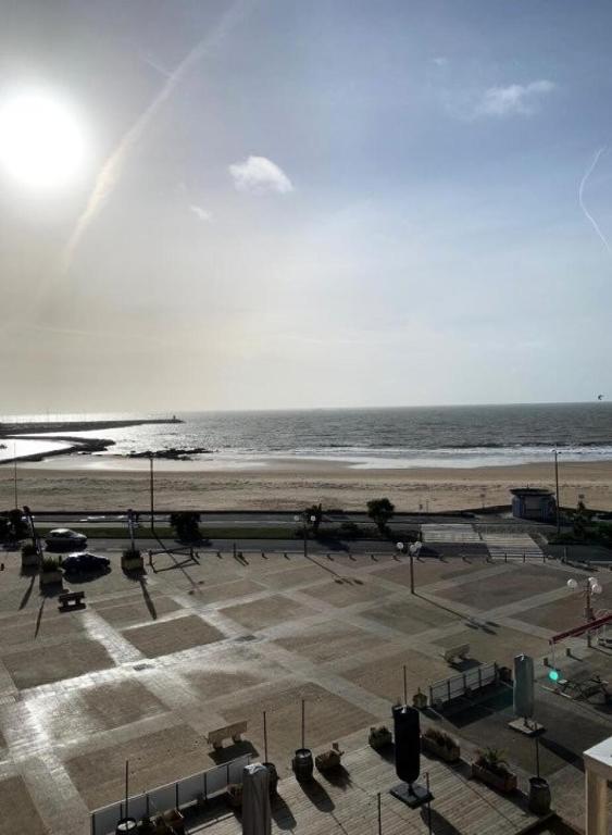 - un parking avec la plage et l'océan dans l'établissement Résidence Les Marines - Location de Vacances - PORNICHET -T2 FACE MER OCEANES MAE-2921, à Pornichet