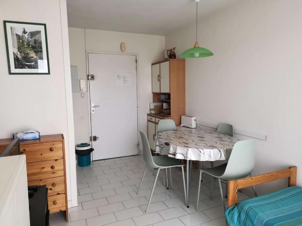 une cuisine avec une table et des chaises dans une pièce dans l'établissement Résidence Les Marines - Location de Vacances - PORNICHET - Quartier des Océanes MAE-9691, à Pornichet