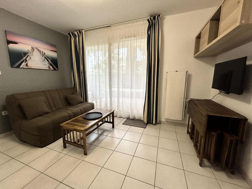 un salon avec un canapé et une table dans l'établissement Résidence Ker Juliette - Pornichet - Résidence Ker Juliette MAE-9721, à Pornichet