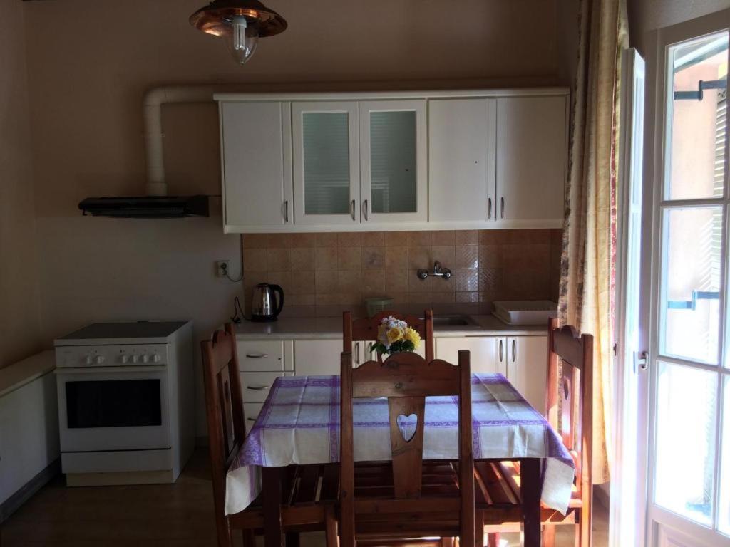 Kuchyň nebo kuchyňský kout v ubytování Paradise Sea View Pool Apartments Moraitika