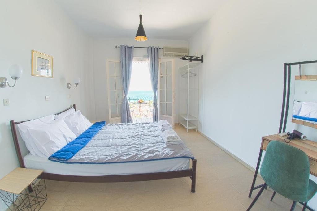 Postel nebo postele na pokoji v ubytování Paradise Sea View Pool Apartments Moraitika