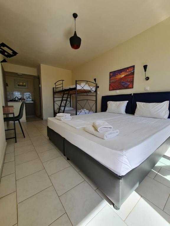 Postel nebo postele na pokoji v ubytování Paradise Sea View Pool Apartments Moraitika