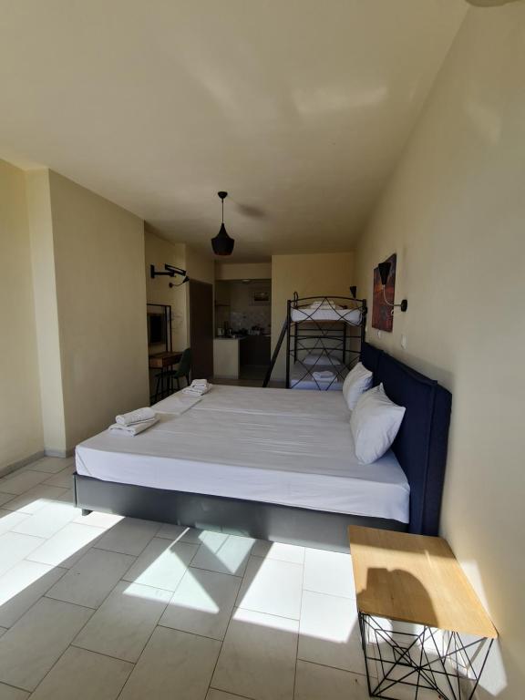 Postel nebo postele na pokoji v ubytování Paradise Sea View Pool Apartments Moraitika