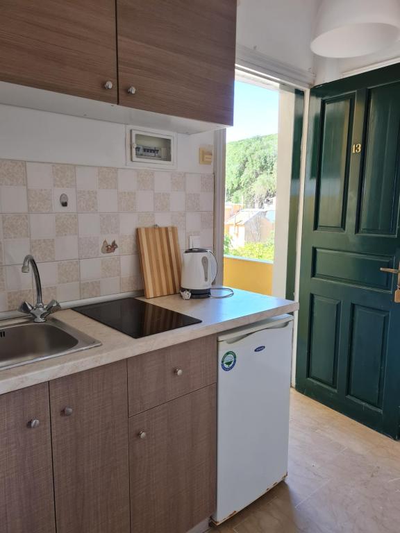 Kuchyň nebo kuchyňský kout v ubytování Paradise Sea View Pool Apartments Moraitika