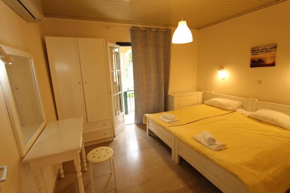 Postel nebo postele na pokoji v ubytování Paradise Sea View Pool Apartments Moraitika