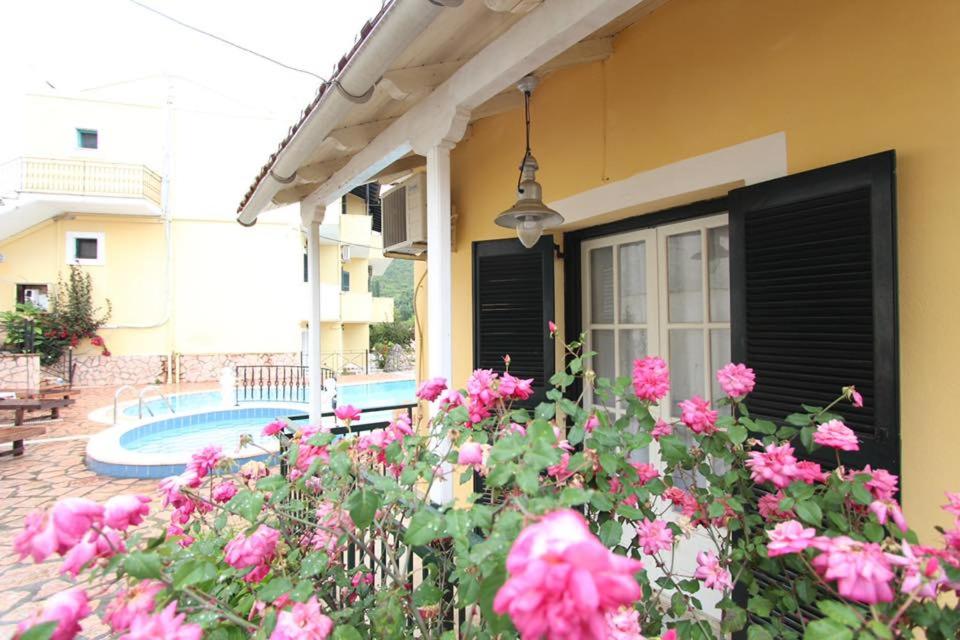 Bazén v ubytování Paradise Sea View Pool Apartments Moraitika nebo v jeho okolí