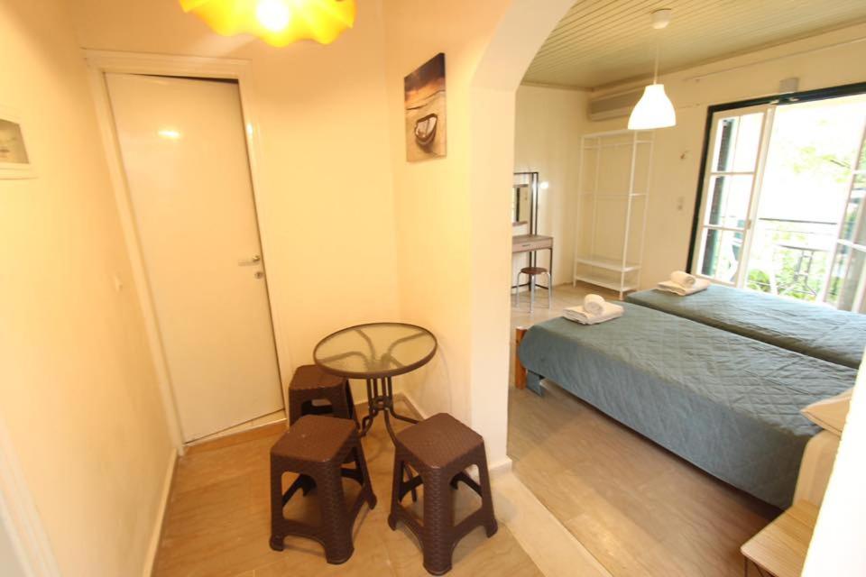 Postel nebo postele na pokoji v ubytování Paradise Sea View Pool Apartments Moraitika