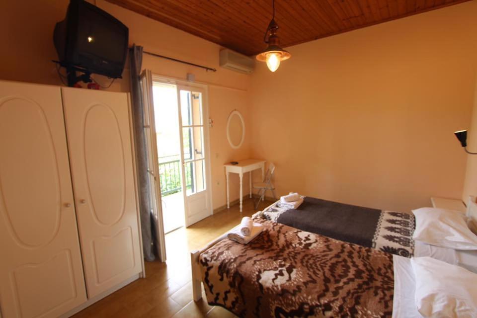 Postel nebo postele na pokoji v ubytování Paradise Sea View Pool Apartments Moraitika