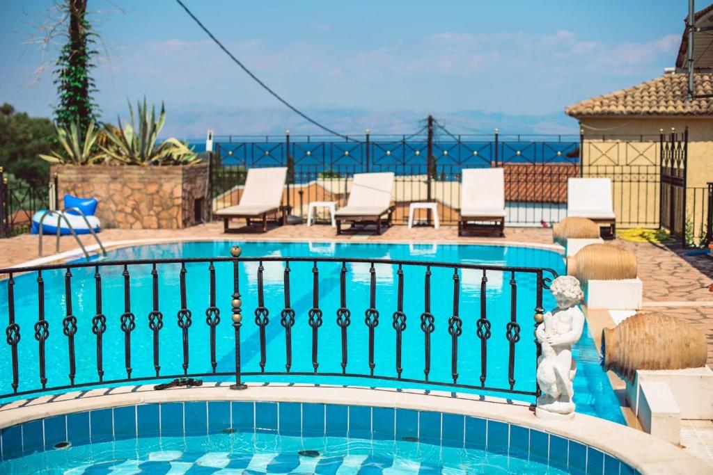 Bazén v ubytování Paradise Sea View Pool Apartments Moraitika nebo v jeho okolí