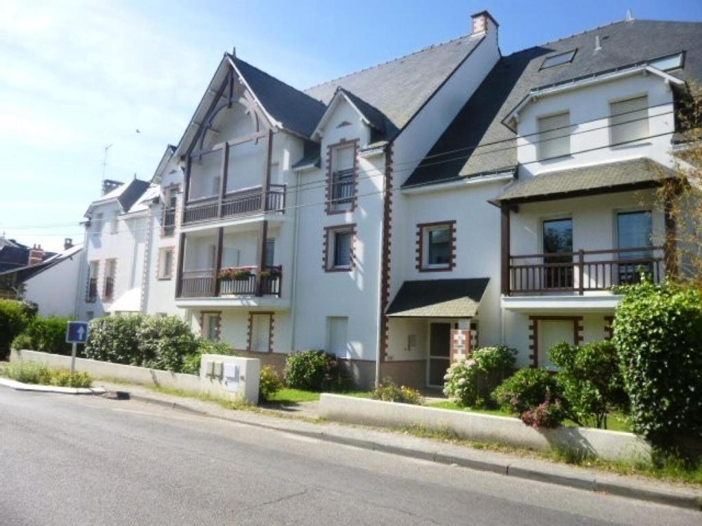 une grande maison blanche sur le côté d'une rue dans l'établissement Résidence Joori-52-pornichet - Location de Vacances - PORNICHET - T2 DUPLEX PROCHE GARE ET PLAGE MAE-0501, à Pornichet
