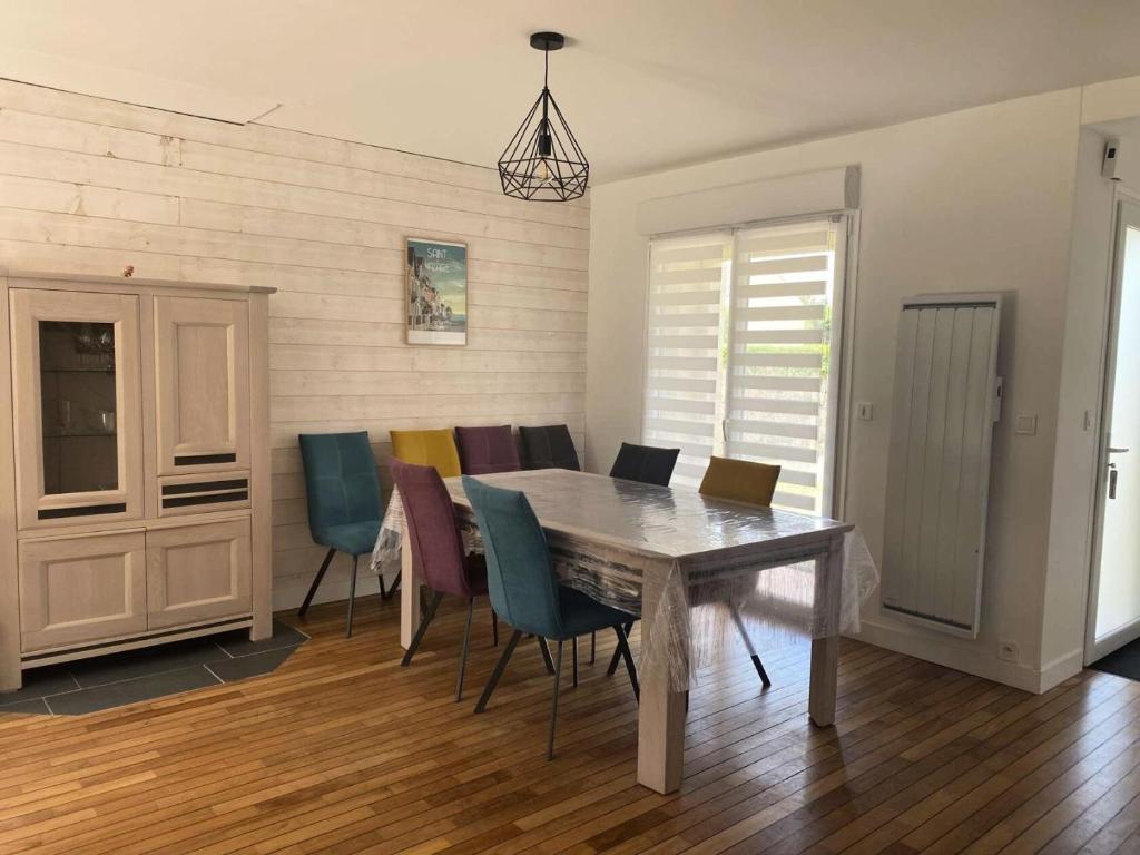 une salle à manger avec une table et des chaises dans l'établissement Résidence Arm-54-pornichet - PORNICHET - SAINTE MARGUERITE - MOULIN D'ARGENT MAE-3571, à Pornichet