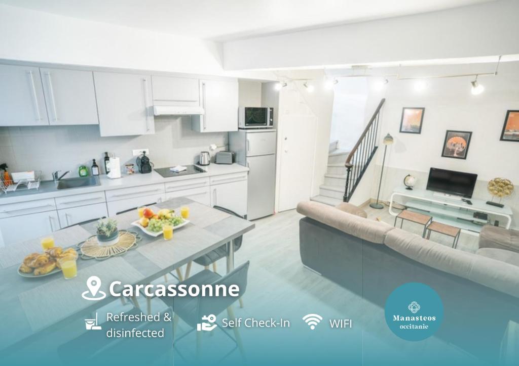 d'une cuisine et d'un salon avec des placards blancs et une table. dans l'établissement Au pied des remparts- Maison de caractère-3 Ch-AC, à Carcassonne