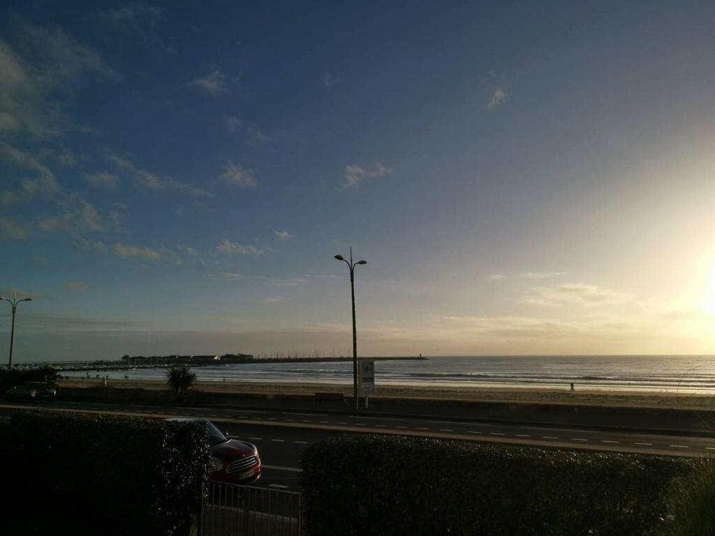 une vue d'une plage avec un lampadaire et l'océan dans l'établissement Résidence Le Breiz Avel - PORNICHET FACE MER - T3 FACE MER PROCHE CASINO MAE-8311, à Pornichet