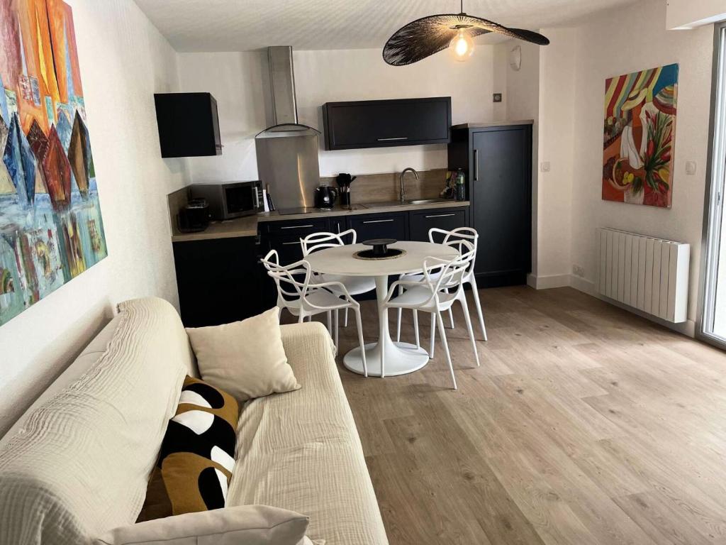 un salon avec un canapé et une table dans l'établissement Résidence Le Deauville - Pornichet - Appartement proche Hippodrome MAE-2291, à Pornichet