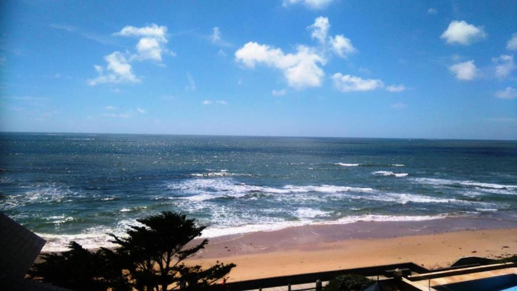 - une vue sur l'océan depuis la plage dans l'établissement Résidence Salar-61-pornichet - Location de Vacances - PORNICHET - Sublime appartement FACE MER MAE-6941, à Pornichet