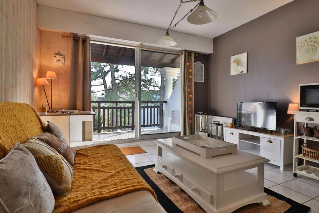 un salon avec un canapé et une télévision dans l'établissement Résidence Caz-66-la Baule Escoublac - LA BAULE - PROCHE PLAGE MAE-3391, à Mazy