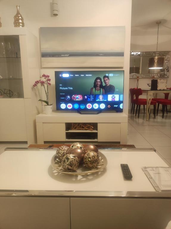 A television and/or entertainment centre at Penthouse Sabina mit Jacuzzi