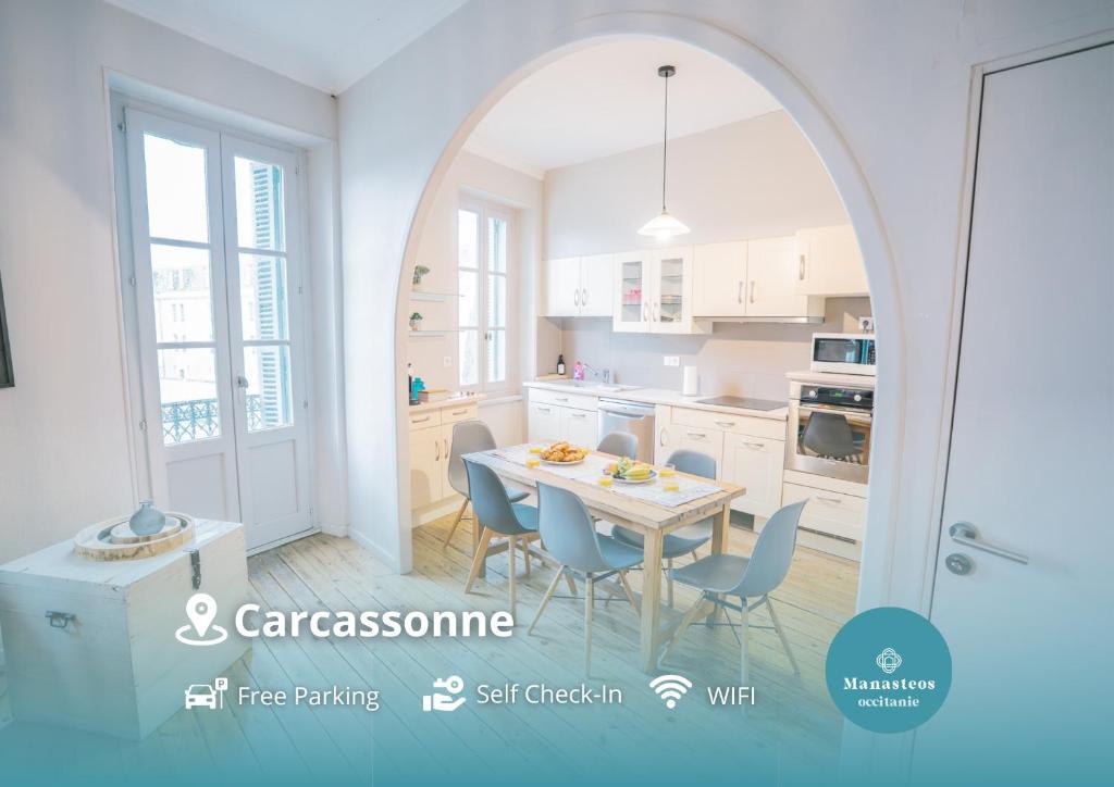 une cuisine blanche avec une table et des chaises dans l'établissement Magnifique T4- toit terrasse-Cosy-Centre ville-AA, à Carcassonne