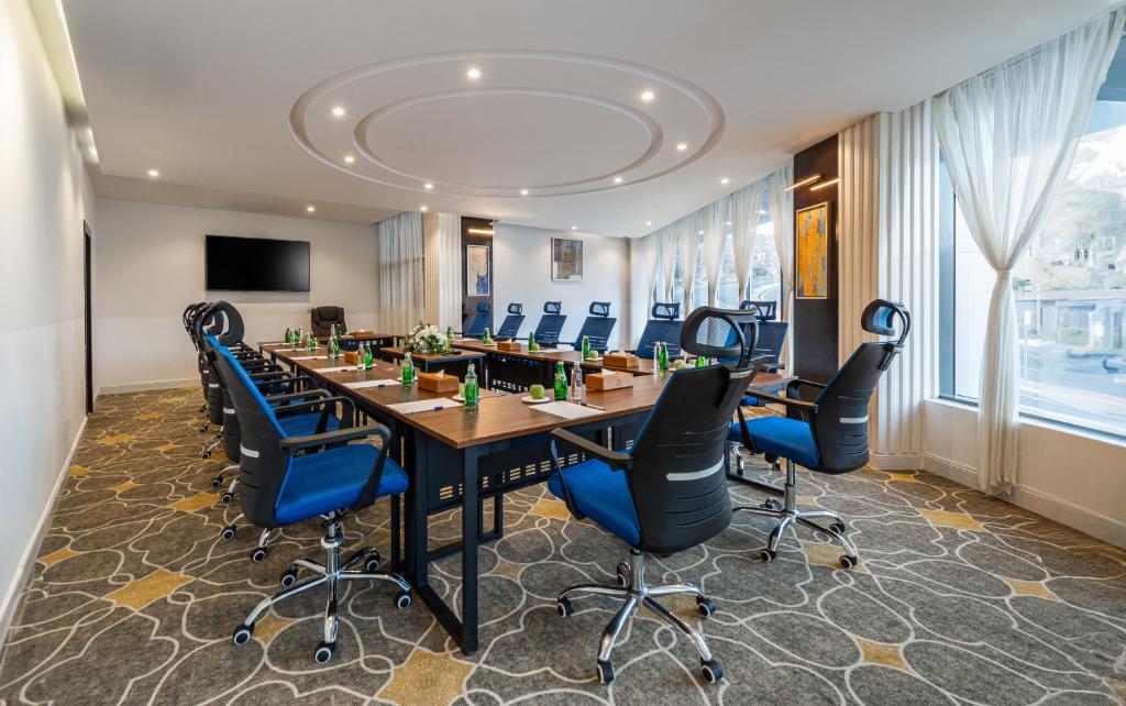 TV a/nebo společenská místnost v ubytování Abha Gardn Millennium Hotel