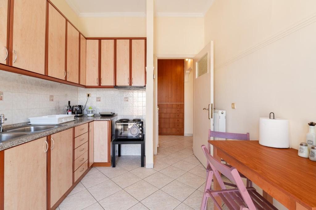 Kuchyň nebo kuchyňský kout v ubytování Your Home In Elefsis