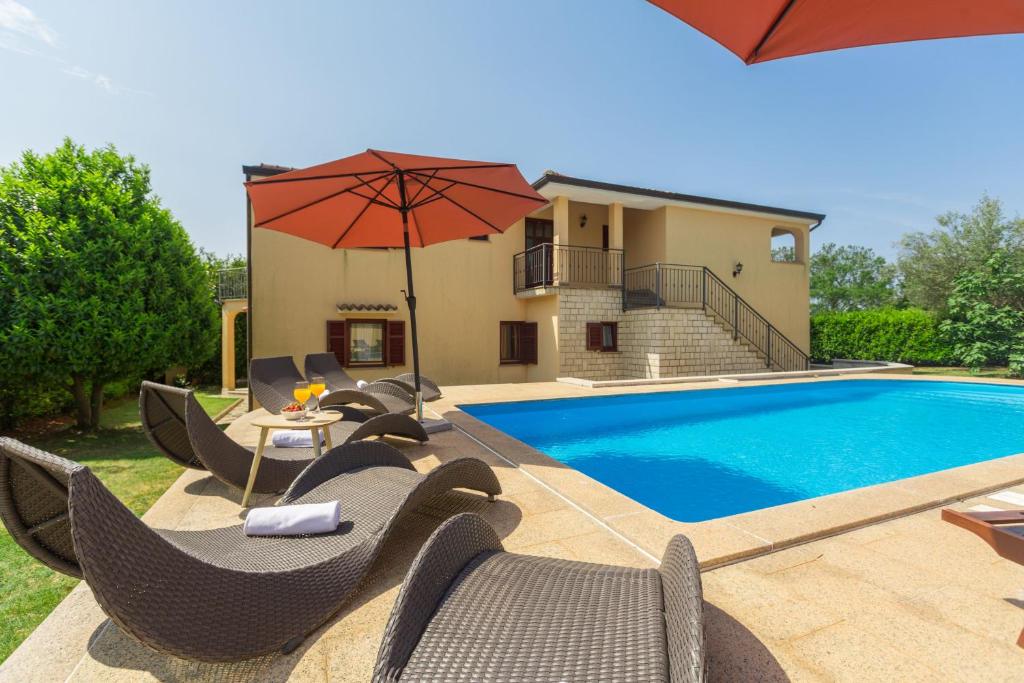 Strandnahe Ferienwohnung Marea Mit Pool Und Garten