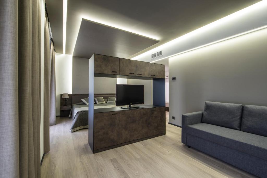 salon z kanapą i telewizorem w obiekcie Hotel Des Bains Terme w mieście Montegrotto Terme