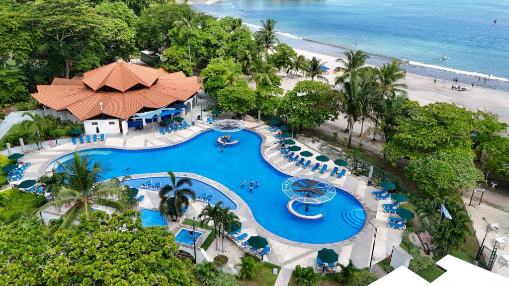 Bazén v ubytování Hotel Punta Leona nebo v jeho okolí