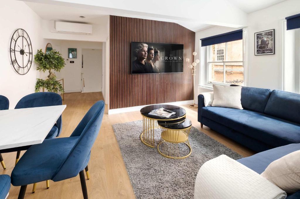 Гостиная зона в Luxury 3 Bedroom Apartment in Marylebone