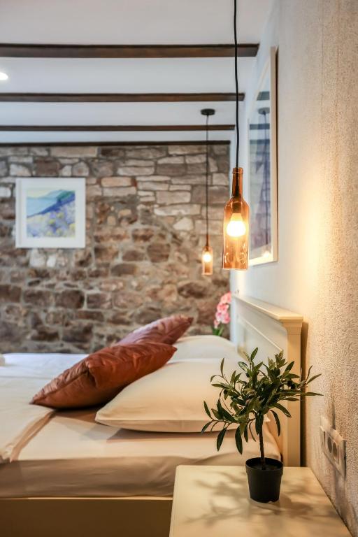 Postel nebo postele na pokoji v ubytování Old Town B&B Rooms Matusko