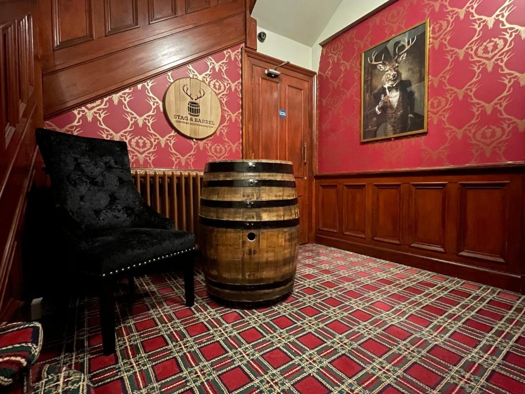 Posezení v ubytování Stag and Barrel