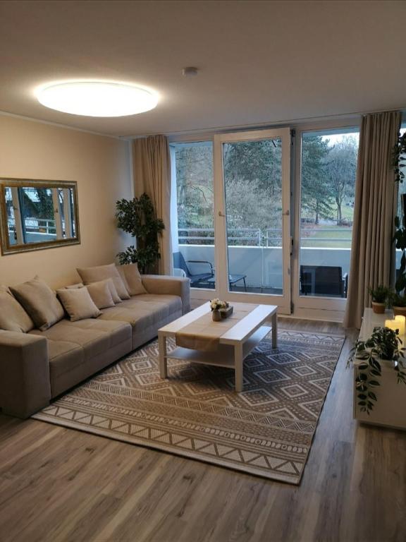 ein Wohnzimmer mit Sofa und Couchtisch in der Unterkunft BonnJour - 7 Lounge Apartment in Bonn