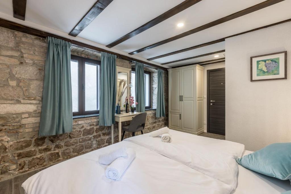 Postel nebo postele na pokoji v ubytování Old Town B&B Rooms Matusko