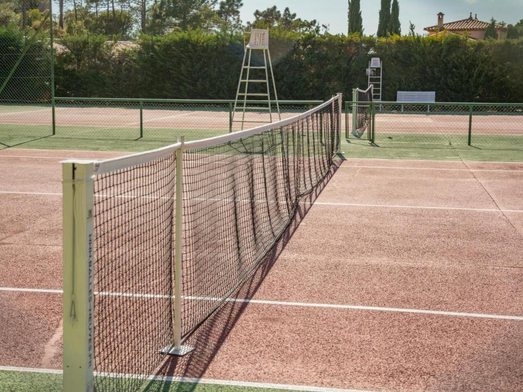 Tenis lub squash w obiekcie Le Capitou lub w pobliżu