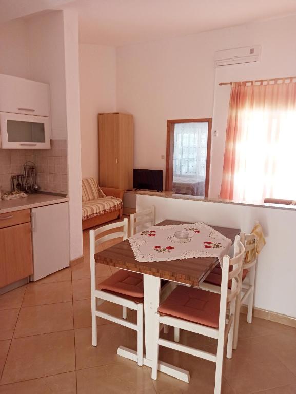Kuchyňa alebo kuchynka v ubytovaní Apartments by the sea Podgora, Makarska - 2593