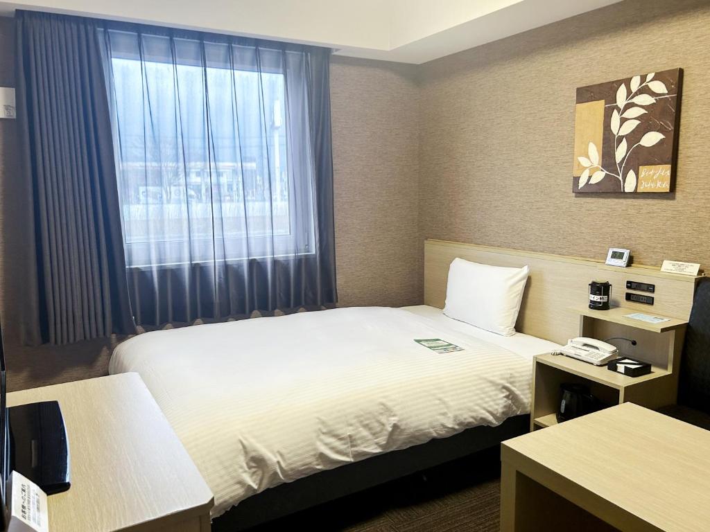 Postel nebo postele na pokoji v ubytování Hotel Route-Inn Sabae -Kokudou 8 Gou-