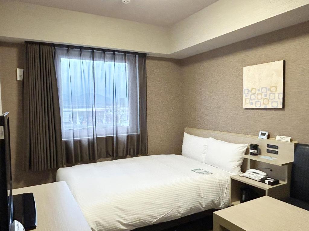 Postel nebo postele na pokoji v ubytování Hotel Route-Inn Sabae -Kokudou 8 Gou-