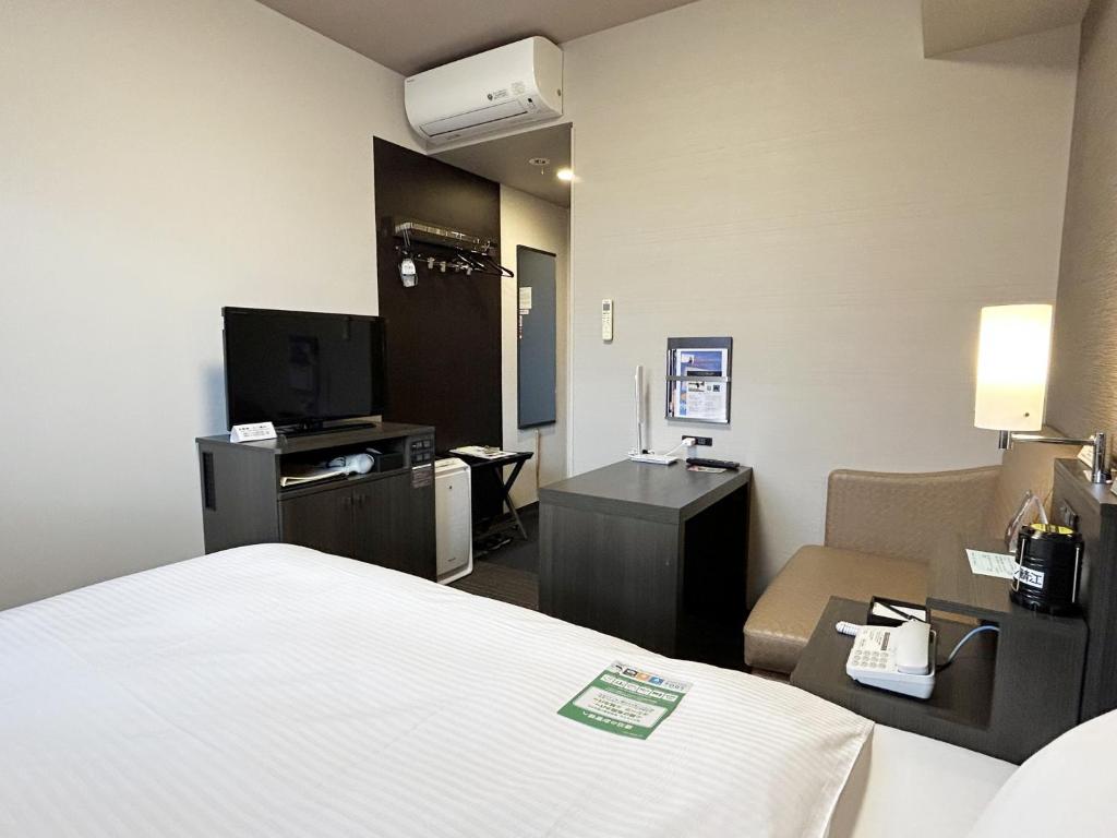 Postel nebo postele na pokoji v ubytování Hotel Route-Inn Sabae -Kokudou 8 Gou-