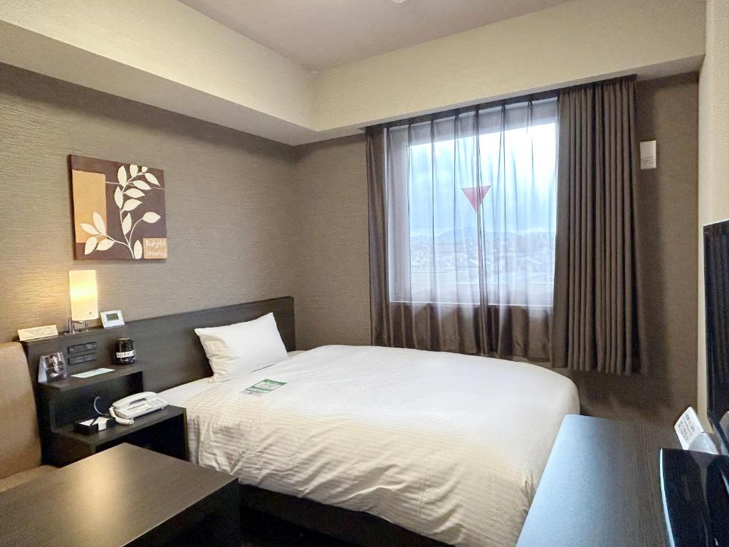 Postel nebo postele na pokoji v ubytování Hotel Route-Inn Sabae -Kokudou 8 Gou-